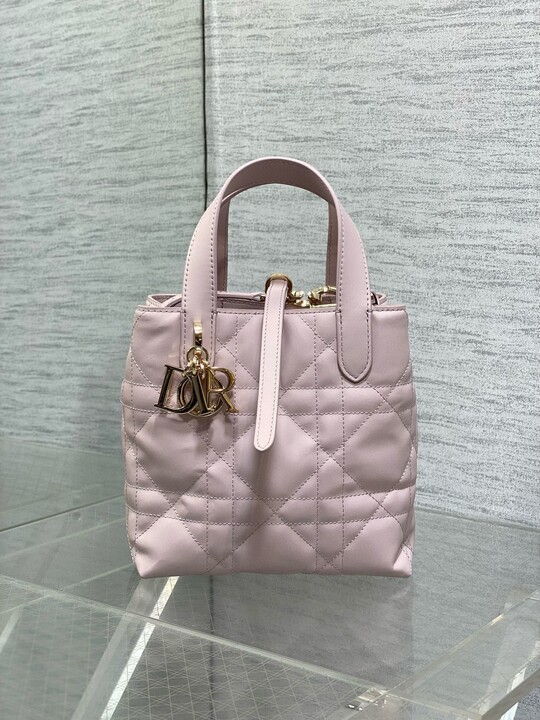 She has Dior zero memory of its provenance
